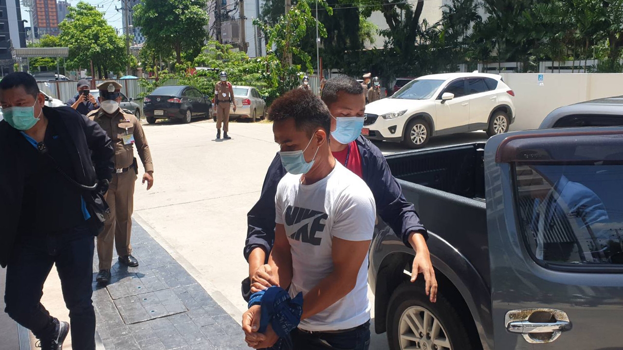 คุมตัว "ลุงพล" ลงบันทึกจับกุม สน.ปทุมวัน ก่อนส่งขึ้น ฮ.ตำรวจไปมุกดาหาร