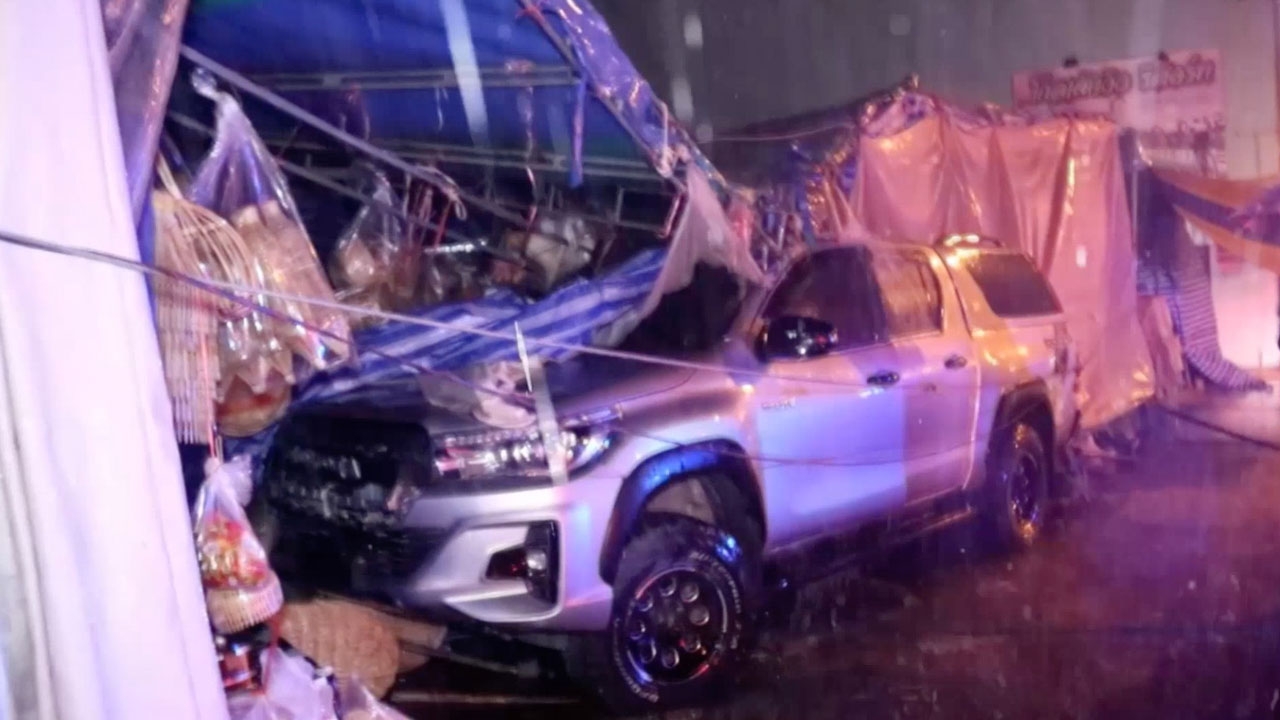 กระบะซิ่งฝ่าสายฝน ถนนลื่นหมุนคว้าง พุ่งชนร้านค้า คนขับเผ่นหนี คล้ายเมา