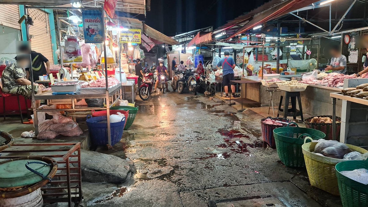 เมินคำสั่ง ตลาดใหม่ชลบุรียังขายต่อ ใช้พื้นที่รอบๆ อ้างไม่ใช่คำสั่งราชการ