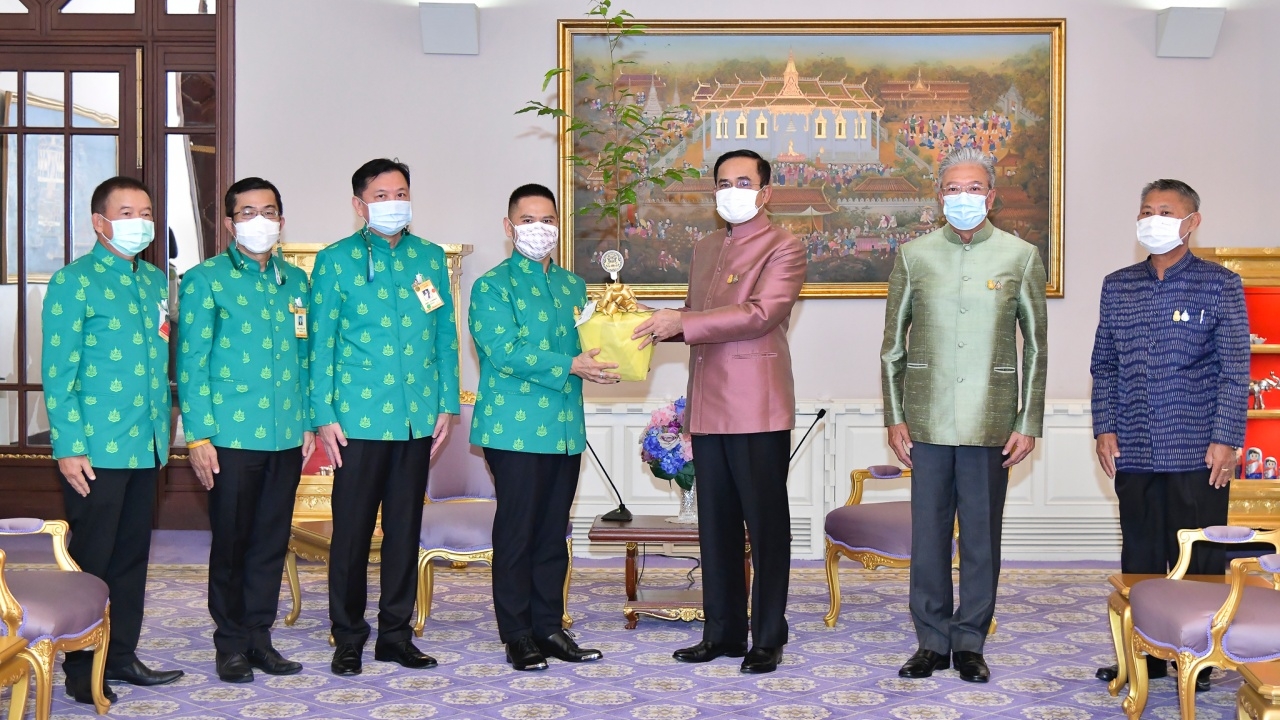 นายกฯ รับมอบกล้าไม้ “ต้นตะเคียนทอง” วันต้นไม้ประจำปีของชาติ 2564