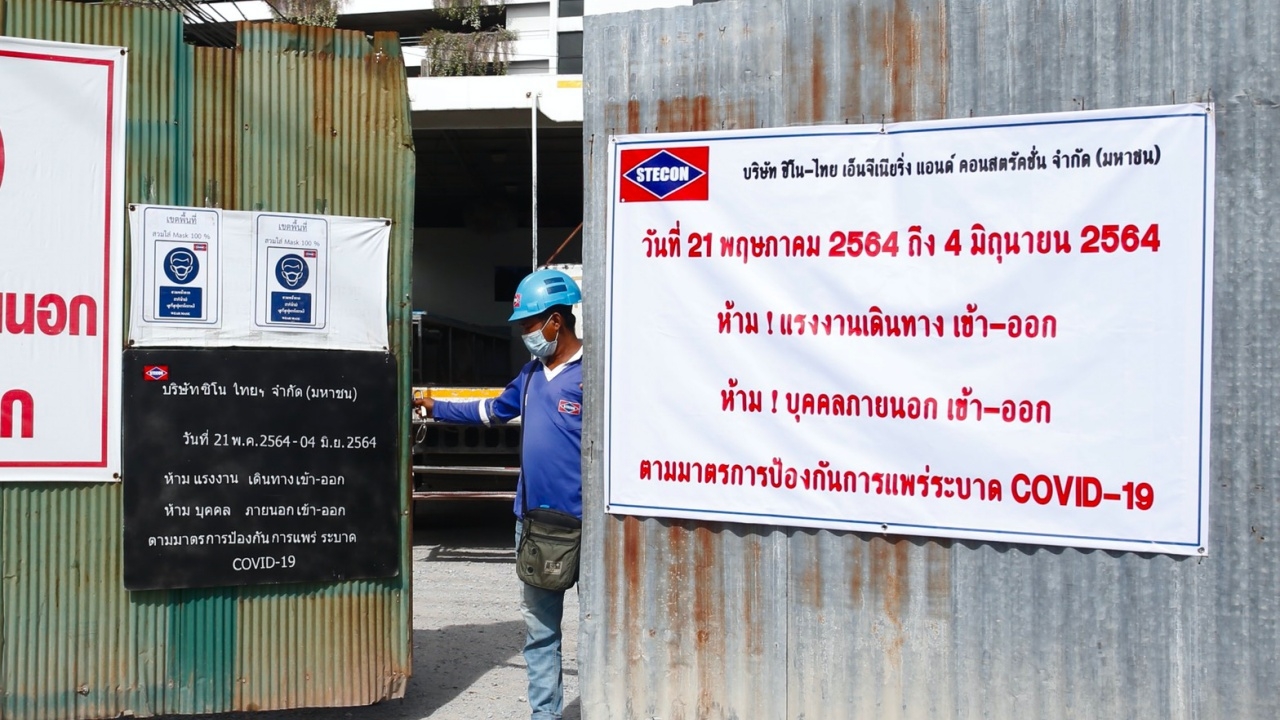ปิดแล้วแคมป์บ.ซิโนไทย ผวจ.นนท์สั่งห้ามเข้า-ออก หลังพบ 515 คนงานคิดโควิด 