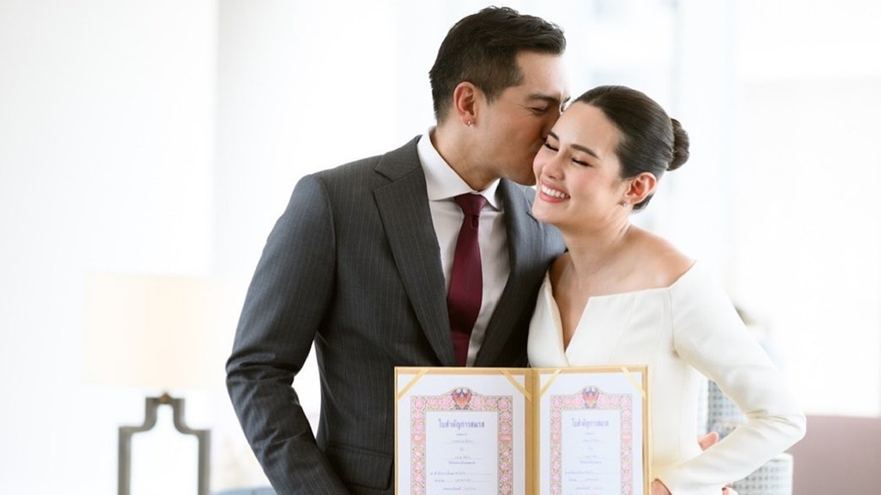 หญิง-ตุลย์ โชว์ทะเบียนสมรส แต่งงานเป็นสามีภรรยาถูกต้องตามกฎหมาย