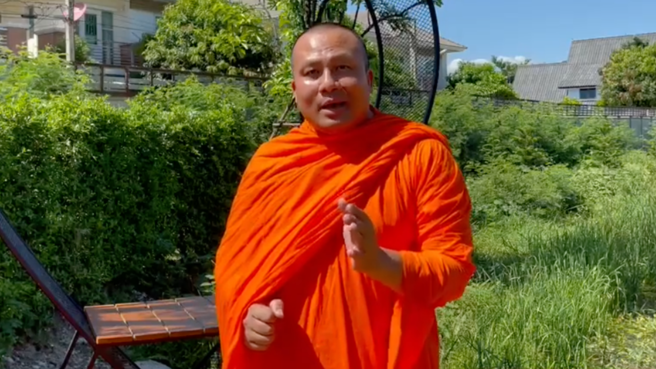สาธุ "พระมหาสมปอง" ให้พร "ช้างศึก" ฝากข้อคิดแฟนบอลก่อนดวล "อินโดนีเซีย" (คลิป)
