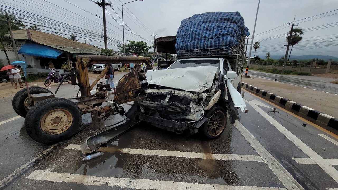 กระบะขนผักชนรถบรรทุกคนงานก่อสร้างถนน ที่แม่สอด คนงานเจ็บ 5 สาหัส 1 