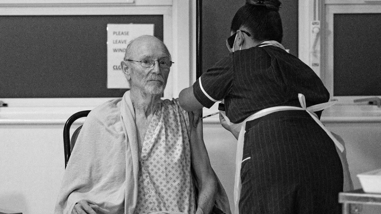 เศร้า คุณตา-ชายคนแรกของโลกที่ฉีดวัคซีนโควิด เสียชีวิตแล้ว ด้วยวัย 81