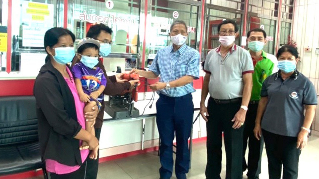 นอภ.พิมาย ประสานไถ่เครื่องมือช่างให้ ลุงวัย 51 เดือดร้อนโควิดเอาไปจำนำ