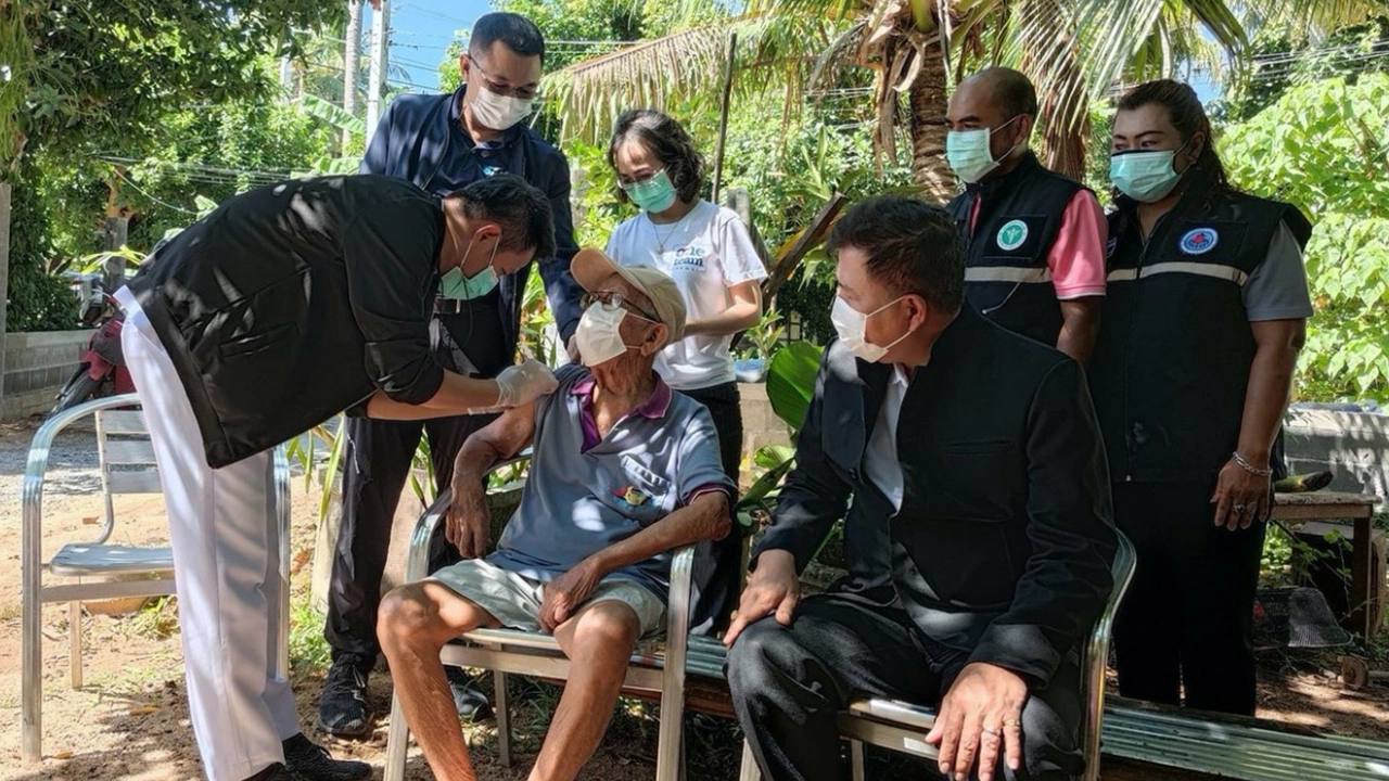 สมุยโมเดล ตั้งเป้าเปิดท่องเที่ยว ก.ค.นี้ คุณตา100 ปี ฉีดวัคซีนเข็มแรก