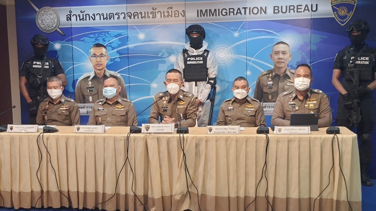 สตม.รวบนักเตะไอวอรี่โคสต์หลบหนีเข้าเมือง และหนุ่มจีนหลอกซื้อผลไม้ไทย