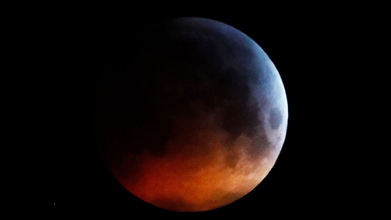 'เลขเด็ด' หมอช้าง 'พระจันทร์สีเลือด'