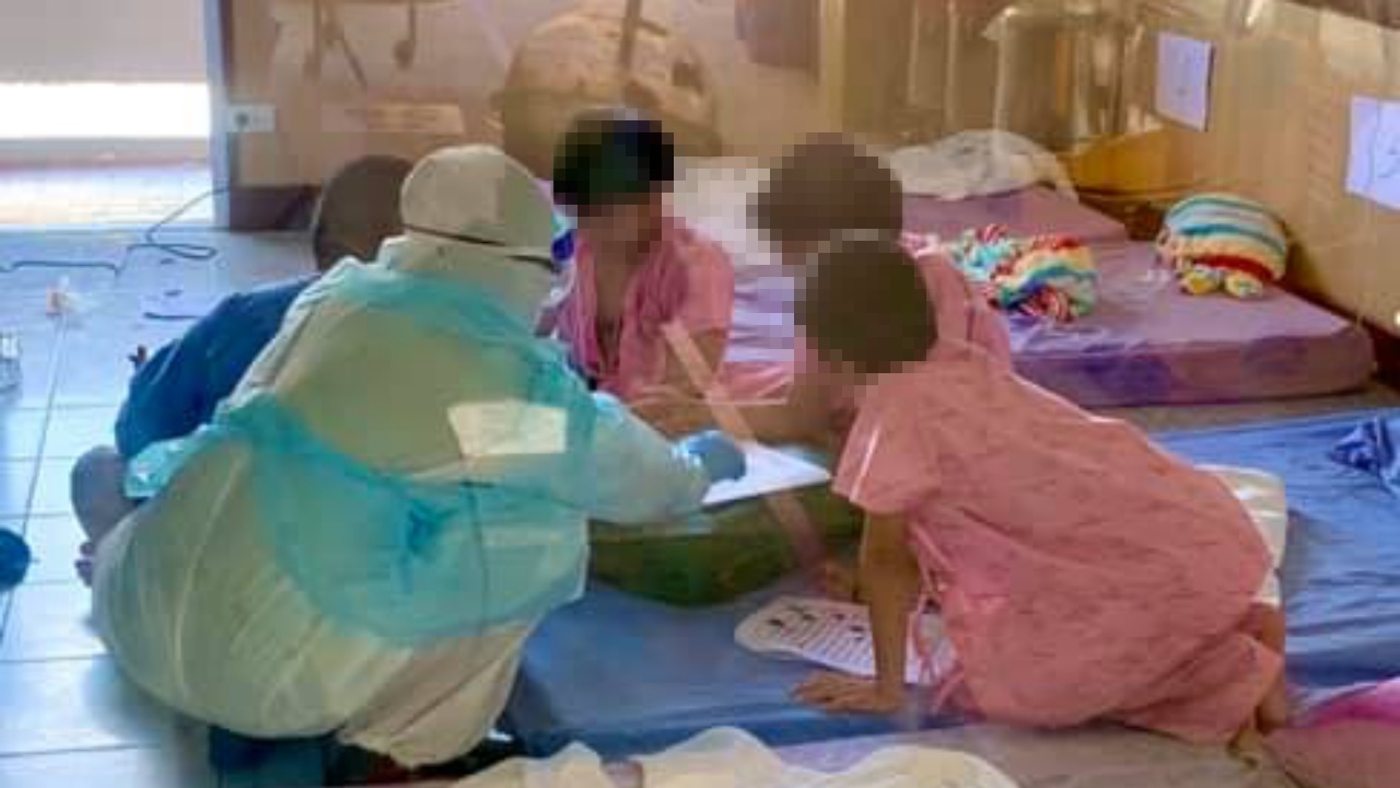 เป็นให้ทุกอย่าง หมอ-พยาบาล สอนหนังสือ เด็กๆ ติดโควิด 