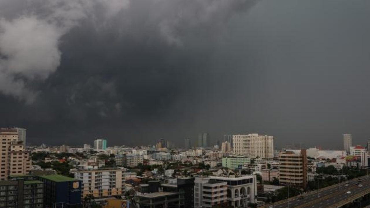 สภาพอากาศวันนี้ ทั่วไทยฝนน้อย ตกบางพื้นที่ กลางร้อนสุด 38 องศาฯ 