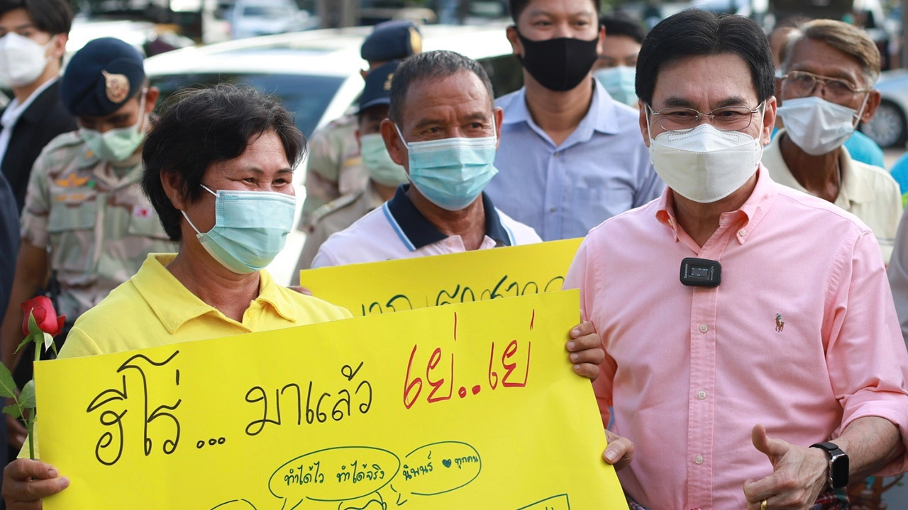 "จุรินทร์" ติดตามประกันรายได้เกษตรกร คนอีสานชูป้ายแห่รับ "ฮีโร่มาแล้ว"