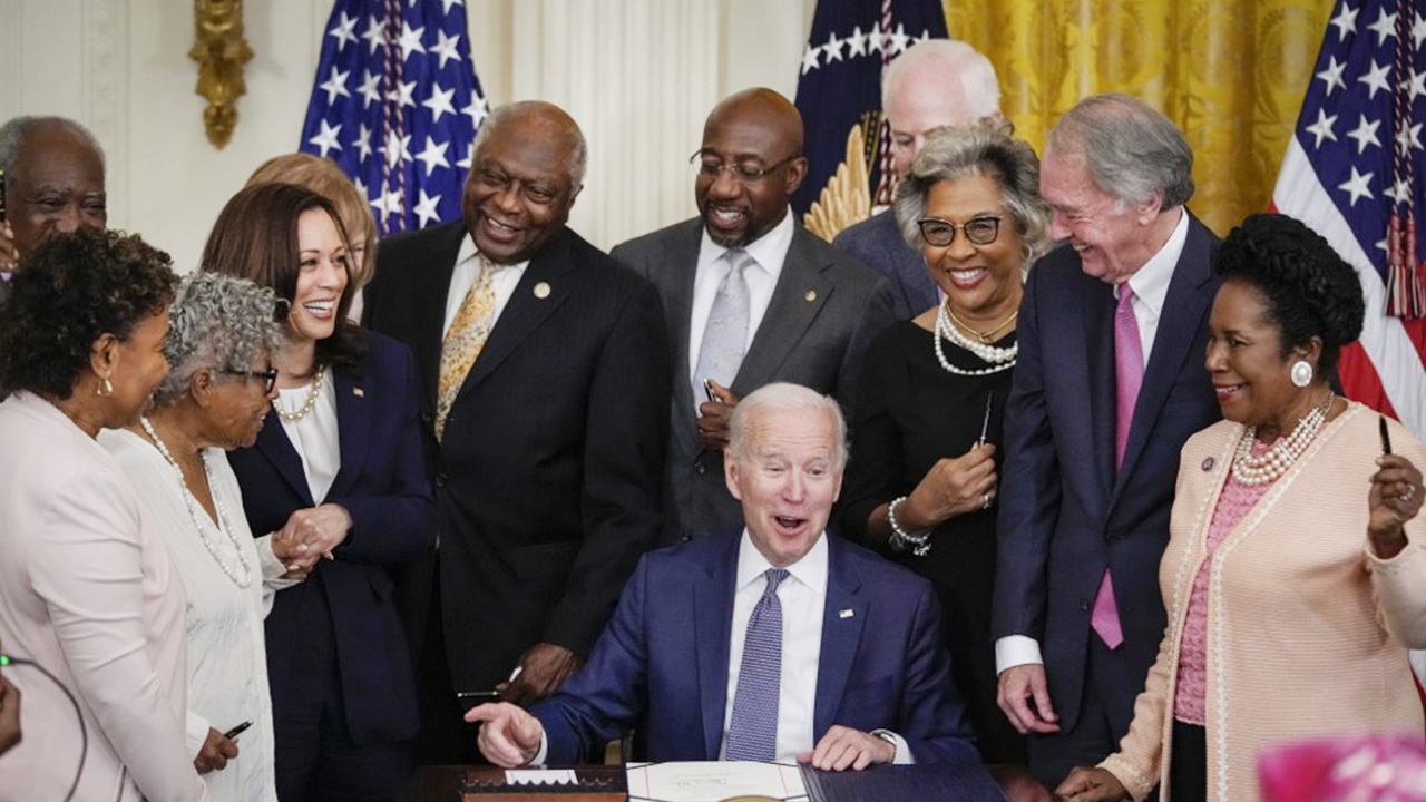  ไบเดนลงนามรับรอง "จูนทีนธ์" เป็นวันหยุดประจำชาติเพื่อรำลึกถึงการเลิกทาส