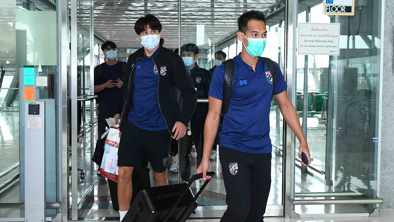 "ช้างศึก" ถึงไทยพร้อมเข้ากักตัวหลังจบคัดบอลโลก "แข้งเชียงราย" ยังปักหลักยูเออี