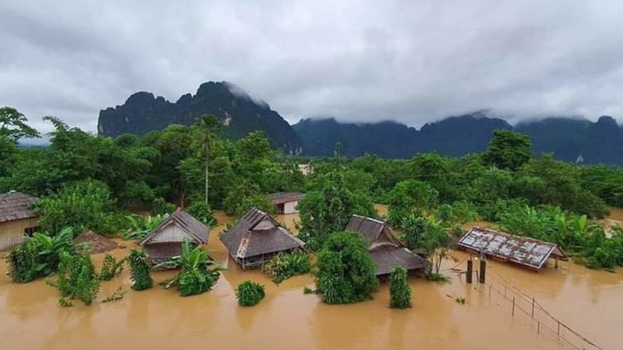 สปป.ลาวอ่วม พายุโคะงุมะถล่ม น้ำป่าซัดบ้านพังยับ แม่น้ำทั่วประเทศขึ้นสูง