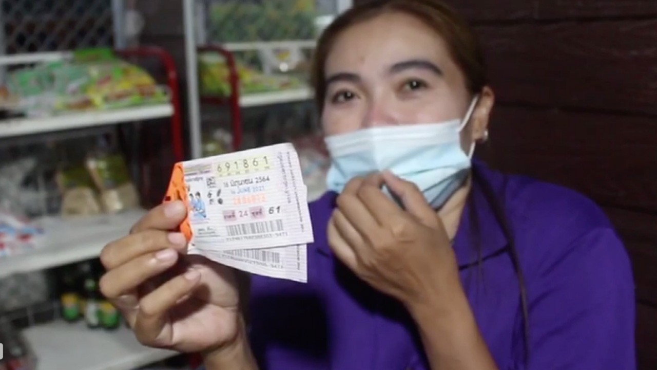 ดวงบันดาล แม่ค้าร้านชำกลายเป็นเศรษฐินี ถูกหวย 12 ล้าน 