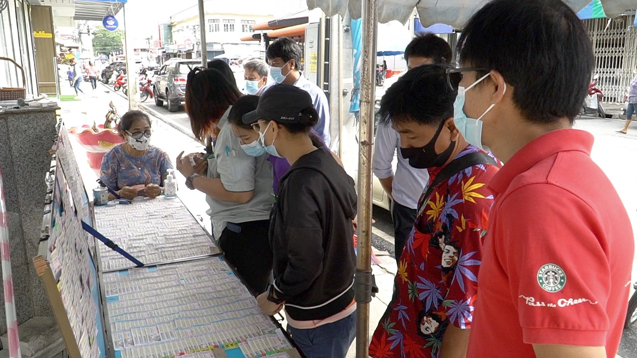 เกลี้ยงทุกแผง นักเสี่ยงโชคควานหา "เลขดัง" ก่อนหวยออก 