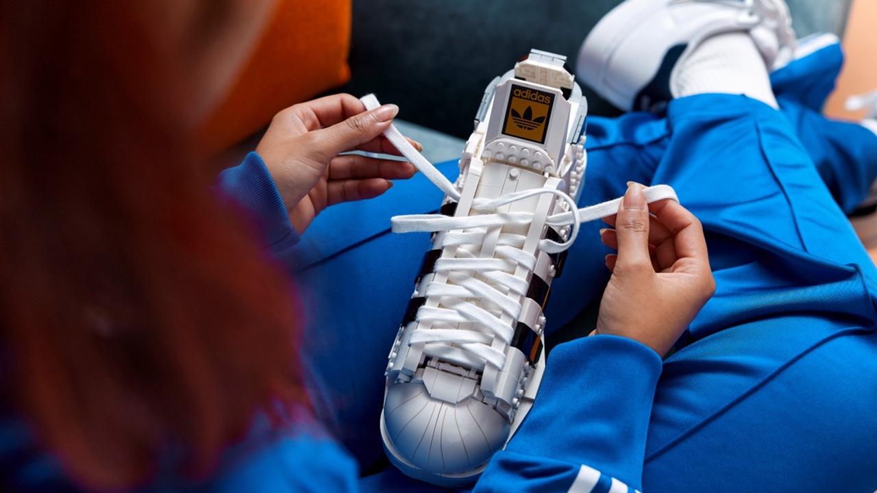Lego แท็กทีม Adidas Originals เปิดตัวสนีกเกอร์ Superstar รุ่นพิเศษ