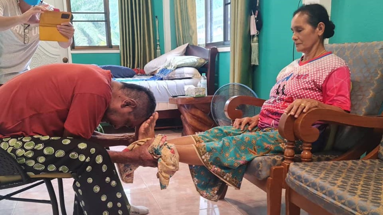 เมฆ วินัย ล้างเท้า-เอาผ้าถุงแม่เช็ดหน้า ขออโหสิกรรมในวันเกิด (คลิป)