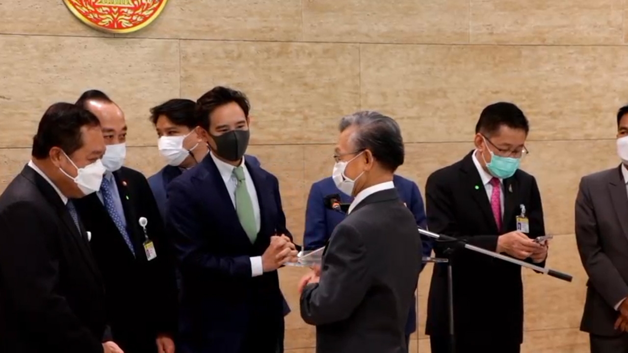 ฝ่ายค้าน ยื่น 5 ร่าง แก้รัฐธรรมนูญรายมาตรา “ชวน” ดันเข้าวาระ 23 มิ.ย. 