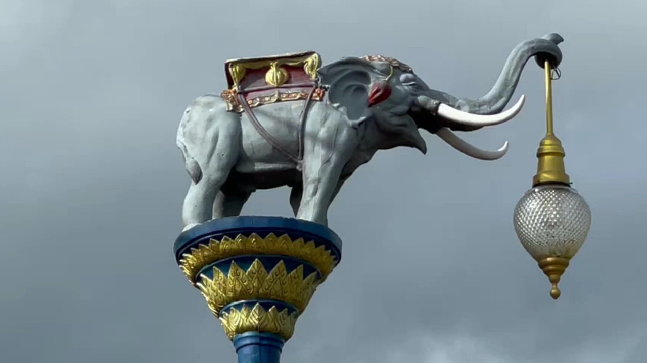 ชาววิเชียรบุรีเฮ ไม่ตกเทรนด์ ส่งเสาไฟรูปช้างต้นละ 1 แสน เข้าประกวด