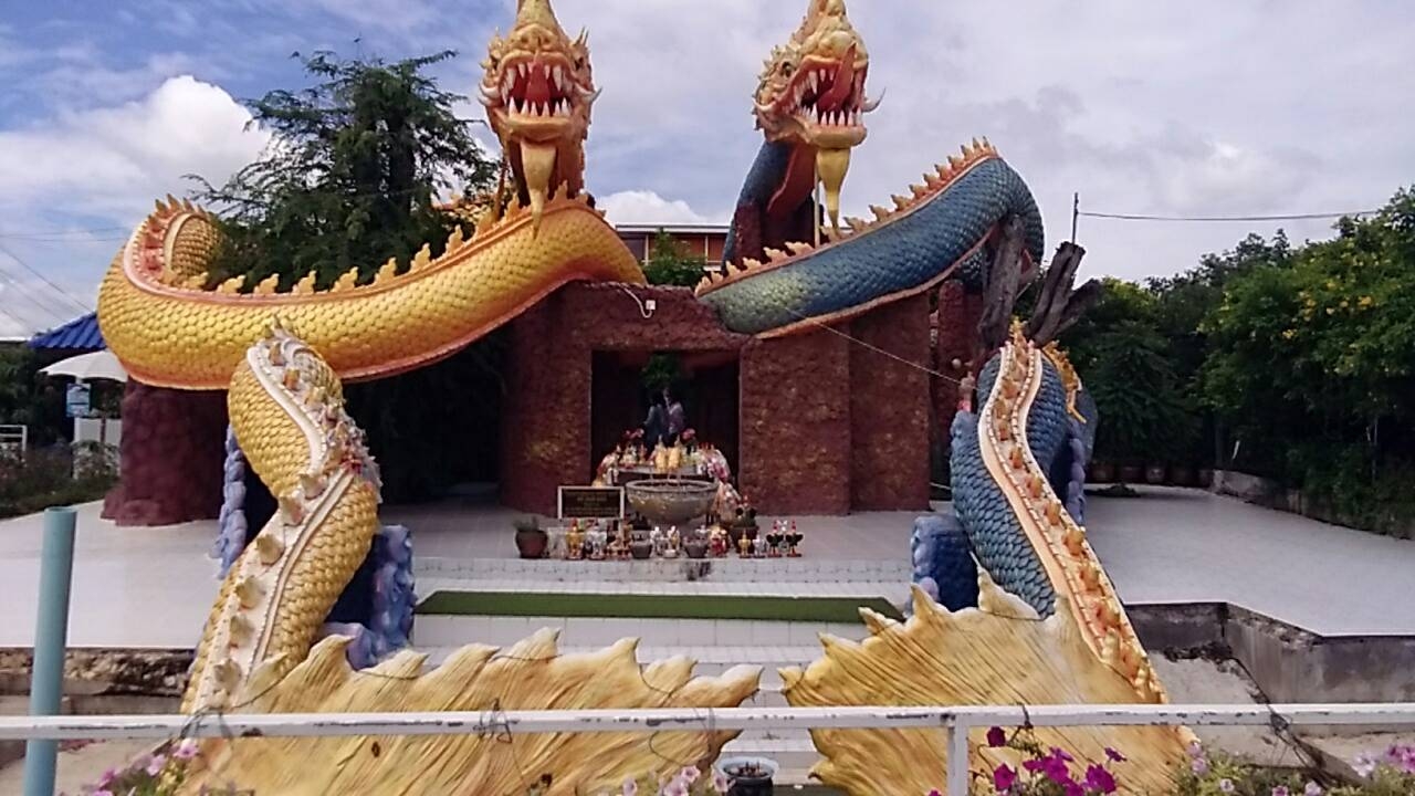 คอหวยมาไหว้ขอพร "พญานาคคู่" ไม่ผิดหวังได้ "เลขเด็ด" ลุ้นโชค 16/6/64