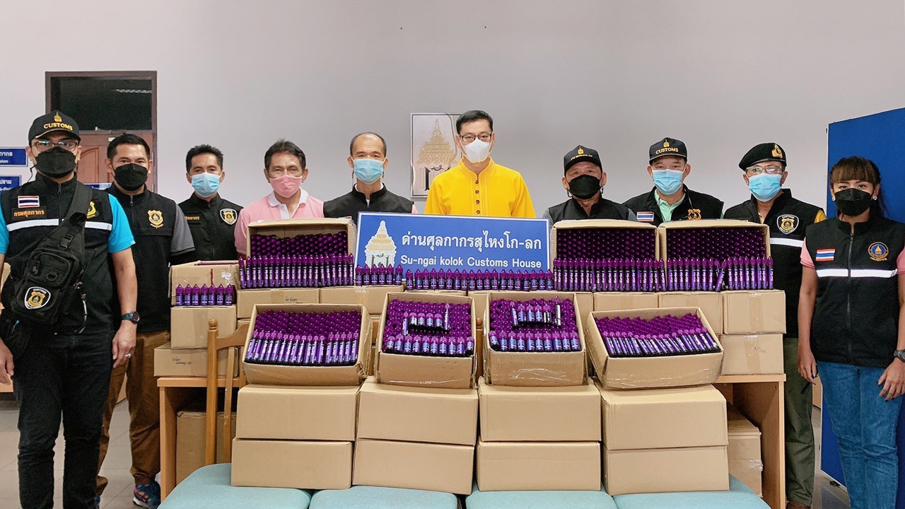 ศุลกากรโก-ลก จับน้ำยาบุหรี่ไฟฟ้า กว่า 1.5 ล้าน คารถขนส่งหลังพบมีพิรุธ