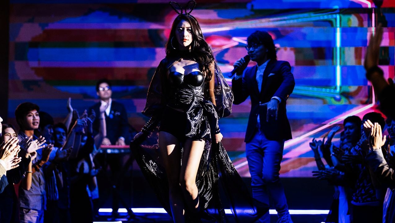 รันเวย์ลุกเป็นไฟ! “น้ำหวาน-รักษ์ณภัค” เดินแบบสาดความปัง ใน “แพศยา”