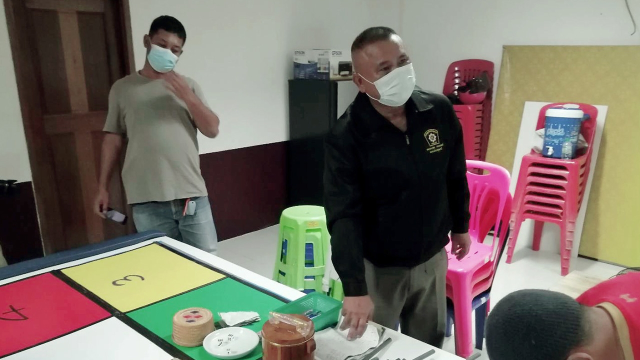 ผู้การปทุมฯ ทลายบ่อนกำถั่วหนองเสือ รวบ 15 ผีพนัน เล่นเย้ยโควิด