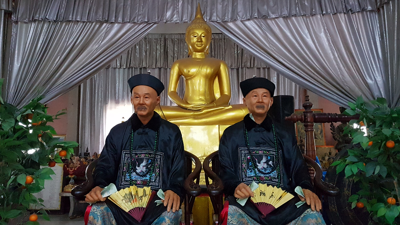 ขอโชค "หุ่นปั้นเจ้าสัวยี่กอฮง" วัดสว่างอารมณ์ คอหวยยิ้มขอเลขเด็ด