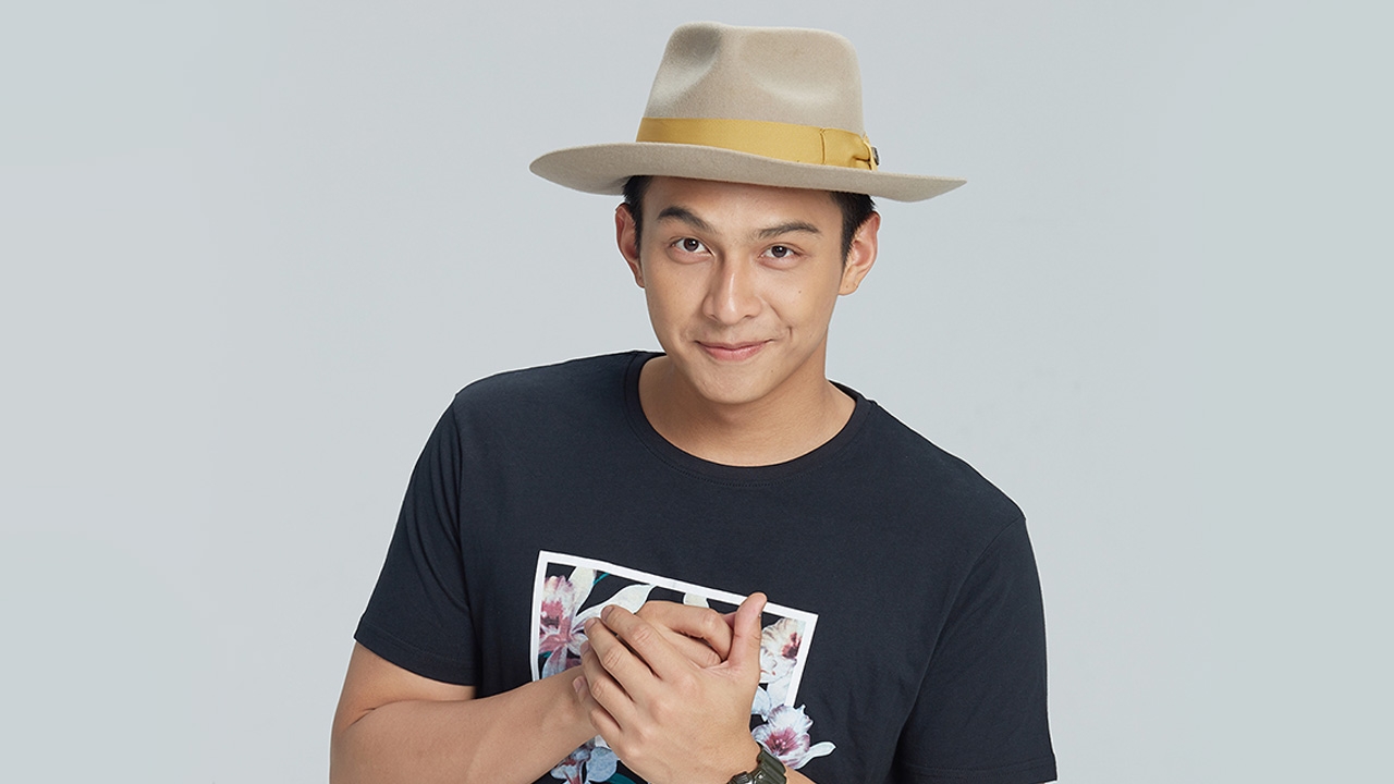 "โหน ธนากร" โชว์ลีลาพ่อค้าหมูปิ้ง แจกความสดใส ในซิตคอม “รักล้นแผง”