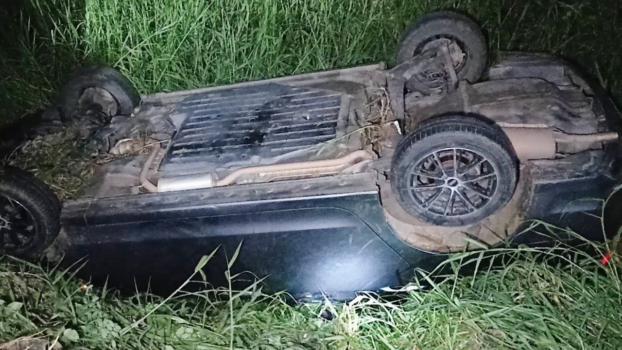 หนุ่มเทศบาลพิมายขับเก๋งหลับใน พุ่งลงคลองข้างทาง โชคดีตัวเองและลูกสาวรอด