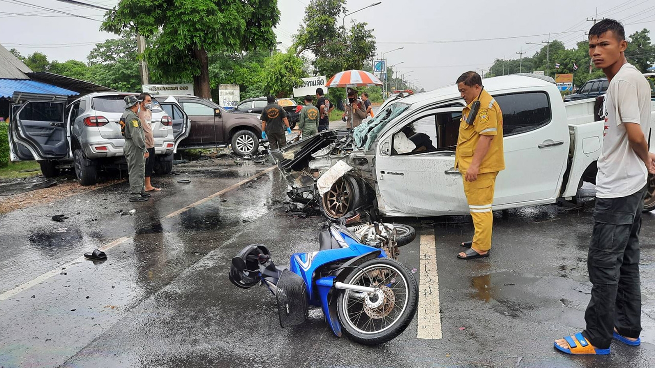 กระบะฝ่าฝนเหินน้ำเสียหลักชนยับ 5 คัน เกลื่อนถนนที่ลพบุรี เจ็บ 5 ตายคาที่ 1