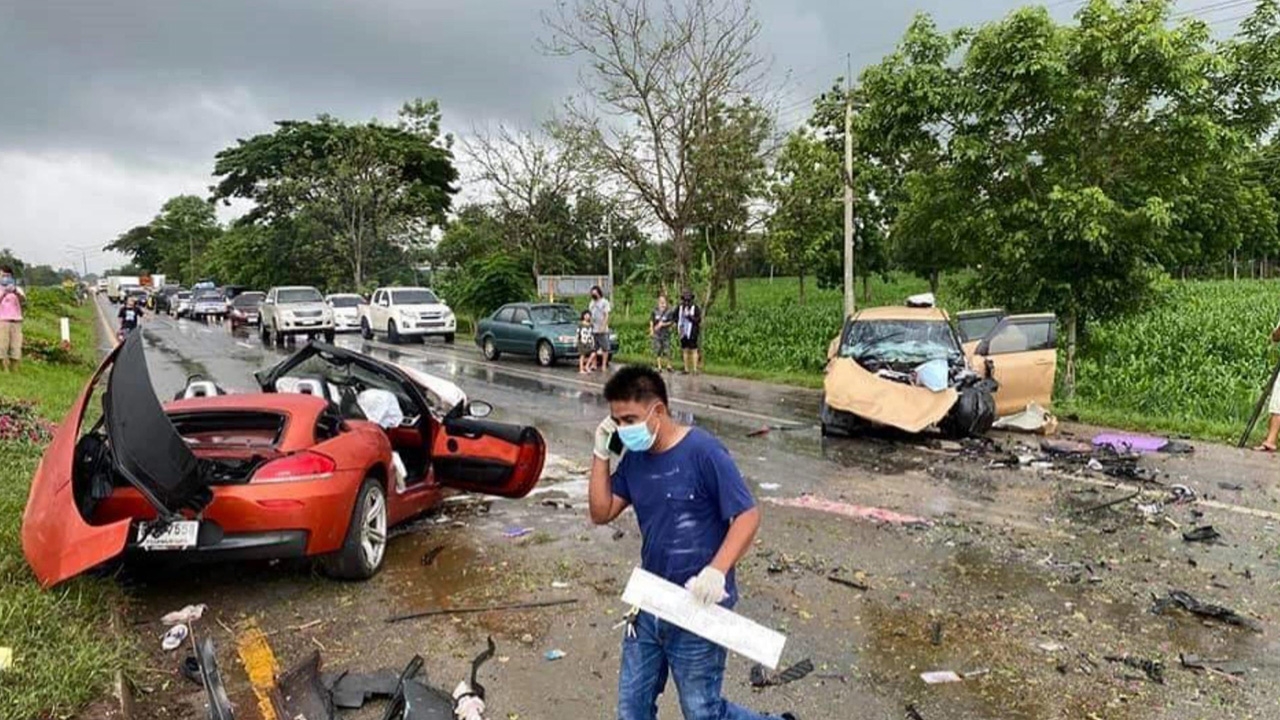 ฝนตกถนนลื่น BMW Z4 พุ่งข้ามเกาะกลางถนน ชนเก๋งซูซูกิ สวิฟต์ ตาย 3