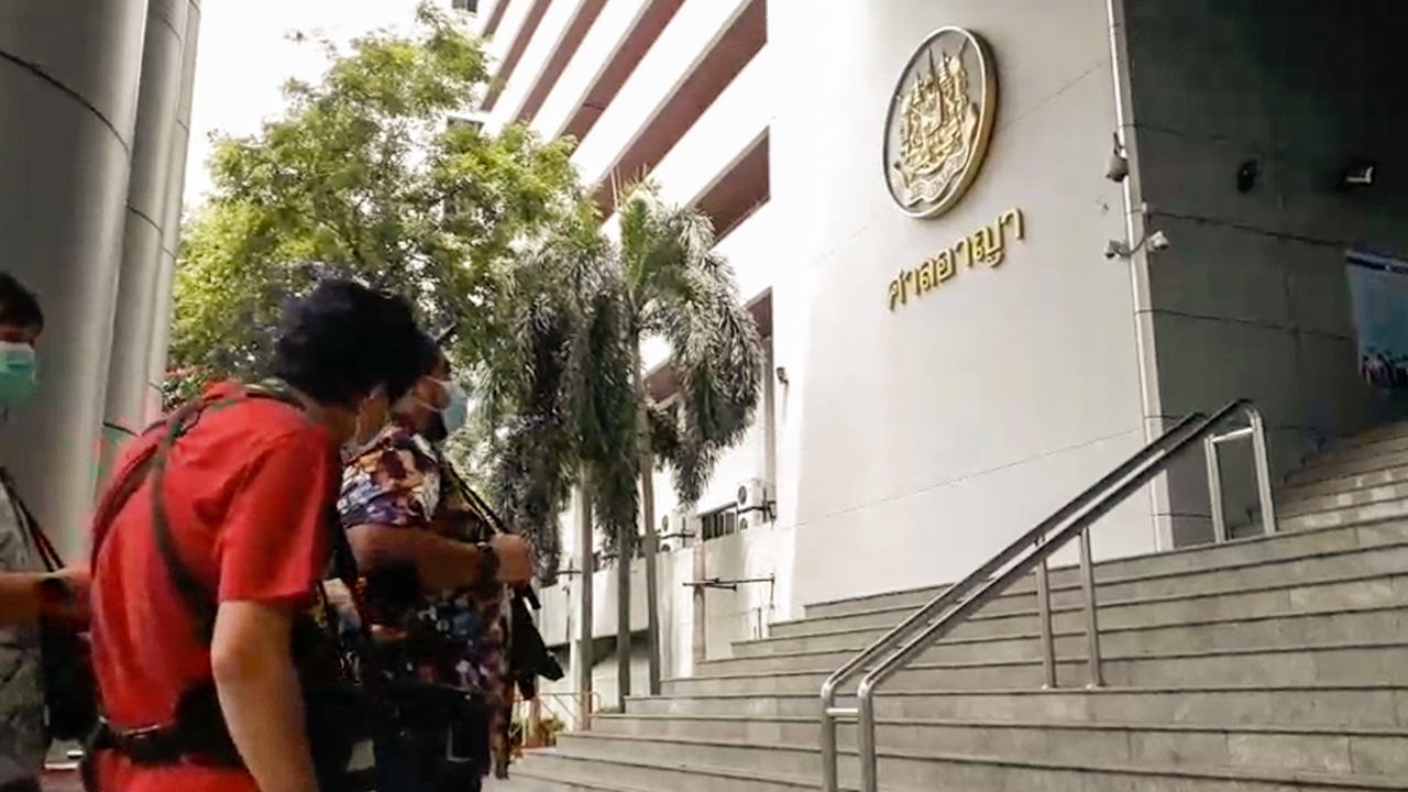 ศาลเลื่อนตรวจหลักฐาน คดีแรมโบ้กับพวกก่อการร้ายม็อบ นปช. เหตุโควิดระบาด