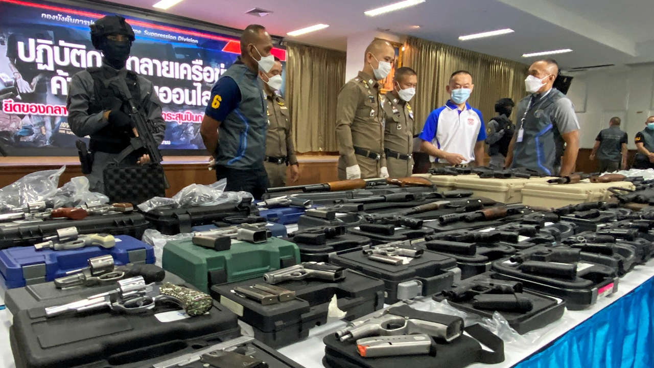 โผล่ตลาดโซเชียล ปืนตราโล่ กองปราบยึดได้ 18 กระบอก จี้สอบเอาผิด