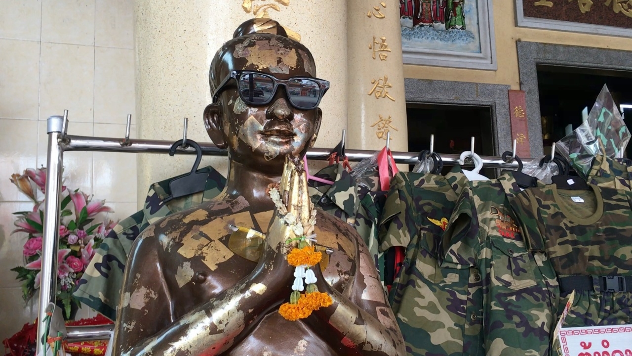 ชาวบ้านมาขอพร "ไอ้ไข่" เด็กวัดเจดีย์ หลังให้โชคเลขเด็ด มาแล้วหลายงวด