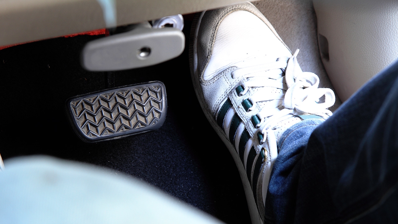 ปัญหาโลกแตก! ใส่รองเท้าขับรถ หรือถอดรองเท้าขับรถ อะไรปลอดภัยกว่ากัน