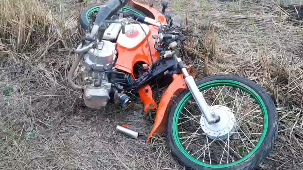 แว้นวัย 17 คาที่ แข่งซิ่งท้านรก พุ่งชนสิบล้อ เพื่อนอีกคันเผ่นหนีทันที