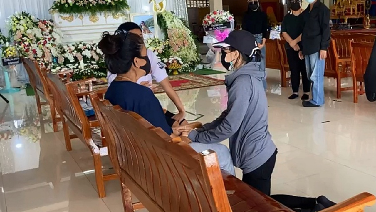  เจ้าของคลินิกโผล่กราบแทบเท้า มอบเช็ค 7 แสนให้แม่สาวศัลยกรรมหน้าท้องดับ