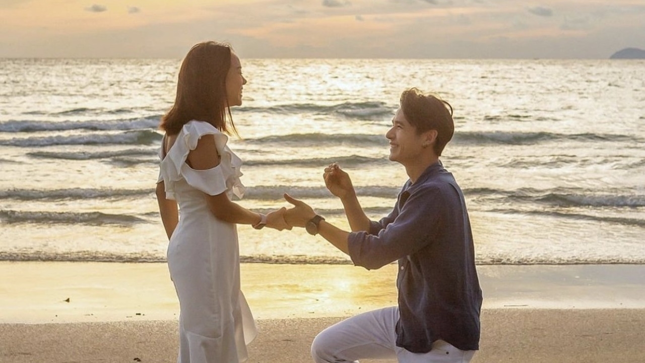 นิว ชัยพล ทำเซอร์ไพรส์คุกเข่าขอแฟนสาวแต่งงานท่ามกลางบรรยากาศโรแมนติก