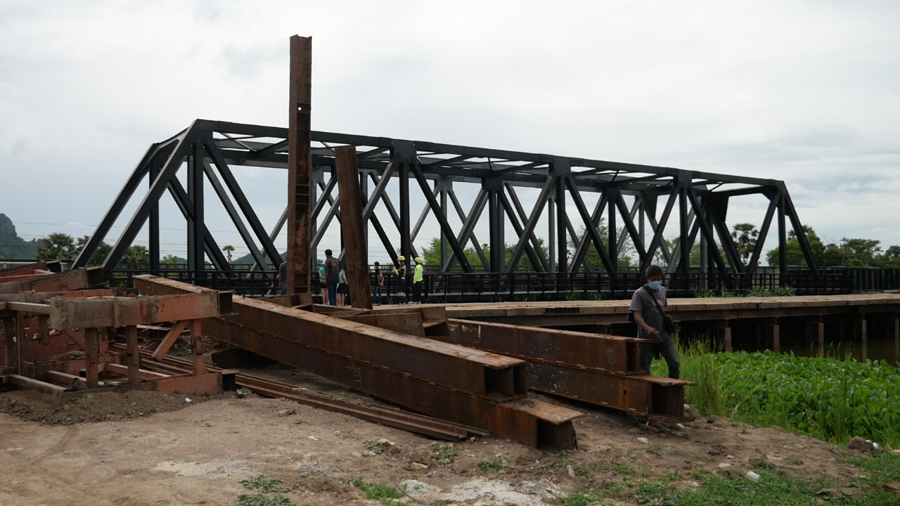 สยอง ตอม่อทรุด สะพานเหล็กรถไฟรางคู่ กว่า 100 ตัน ทับคนงานดับคาที่ 1