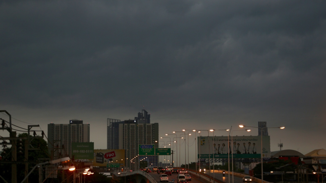 สภาพอากาศวันนี้ ทั่วไทยมีฝน 13 จว.ตกหนัก "อ่าวไทย-อันดามัน" คลื่นลมแรง