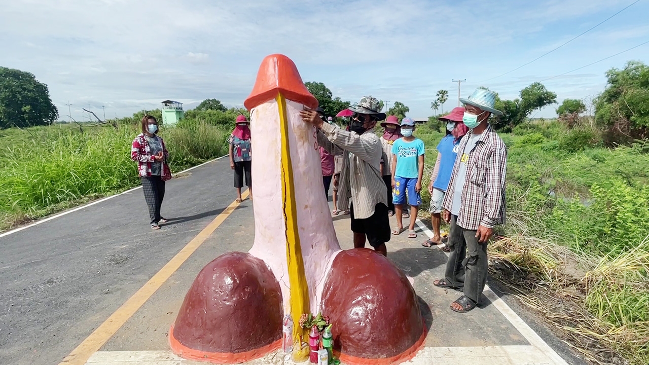 ฮือฮา "ศิวลึงค์" ใหญ่ยาวตั้งกลางถนน ชาวบ้านแจงทำพิธีขอฝนตามความเชื่อ