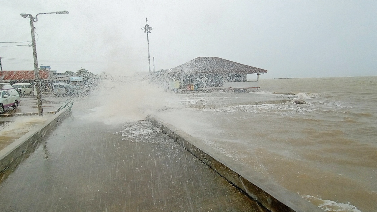 สภาพอากาศวันนี้ "ดีเปรสชัน" กระทบไทย 31 จว.ฝนหนัก ทะเลคลั่งคลื่นลมแรง