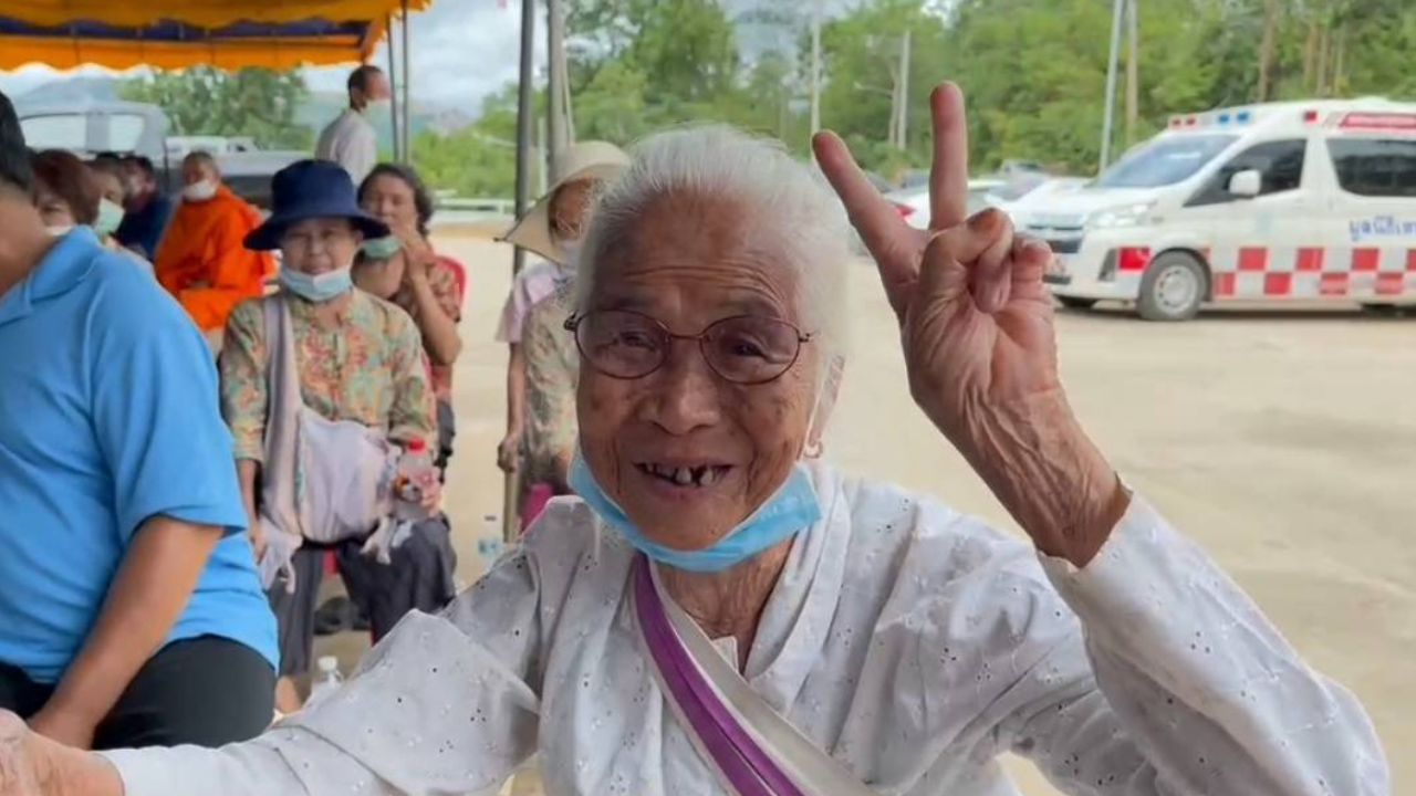 ผู้สูงอายุแม่แจ่ม ยิ้มสดใสขึ้นรถแห่ขบวนกลองยาวไปฉีดวัคซีนโควิด-19