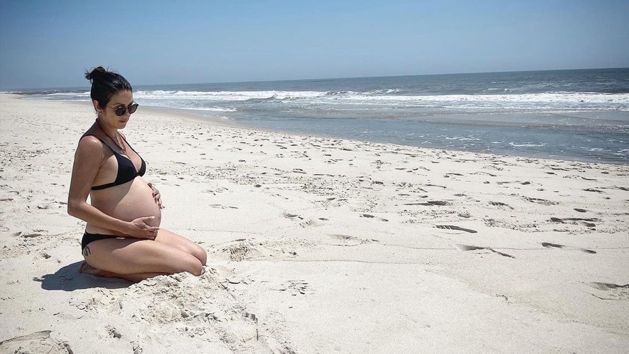 ราโมน่า ซาโนลารี่ อดีตนางเอกดัง อุ้มท้องลูกคนที่ 3 อวดความแซ่บริมทะเล