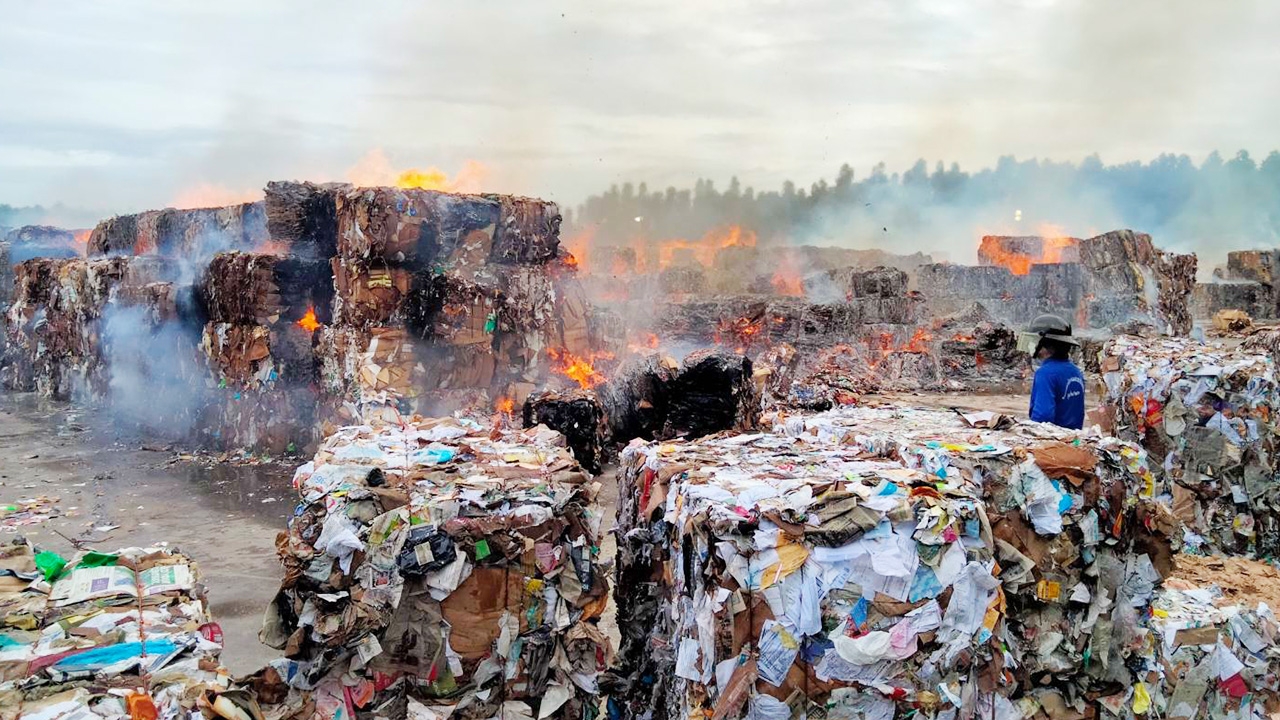 ไฟไหม้โรงงานกระดาษ 20 ไร่ จ.ปราจีนบุรี จนท.เร่งนำรถน้ำควบคุมเพลิง