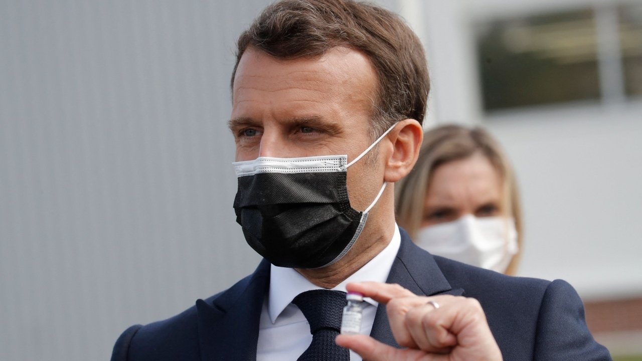 ปธน.ฝรั่งเศสโดนตบหน้า ขณะพบปะฝูงชน จนท.ชาร์จรวบ 2 หนุ่มคะนอง