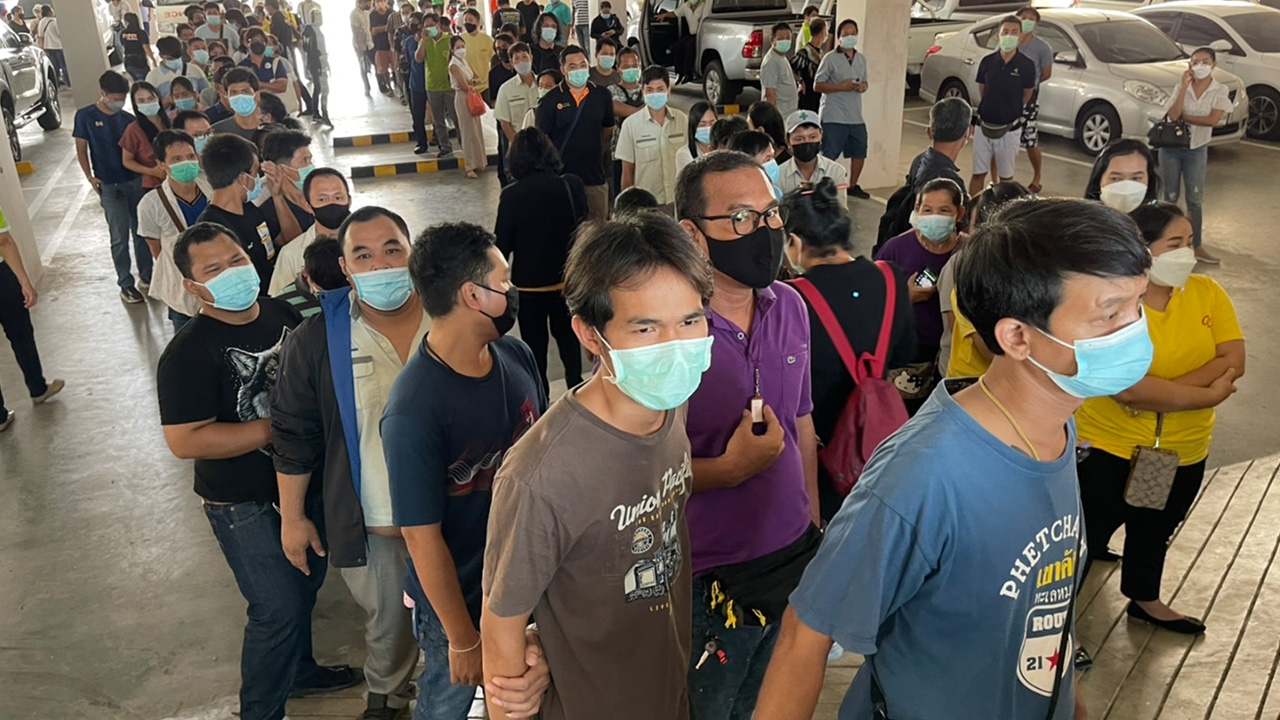 โผล่อีก วีไอพี แซงคิวฉีดวัคซีน ชาวบ้านตาดำๆ โวยลั่น อยากรู้หน่วยงานไหน